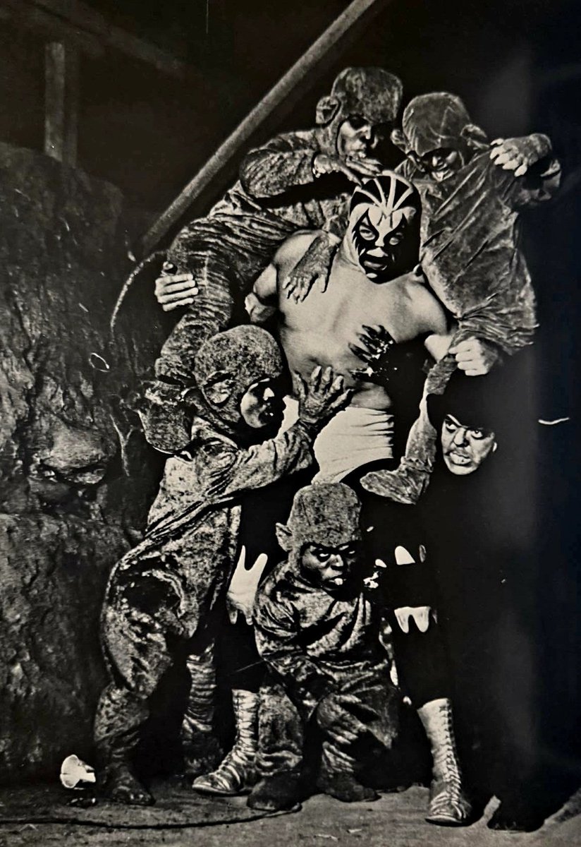 Mil Máscaras vs Los Therians