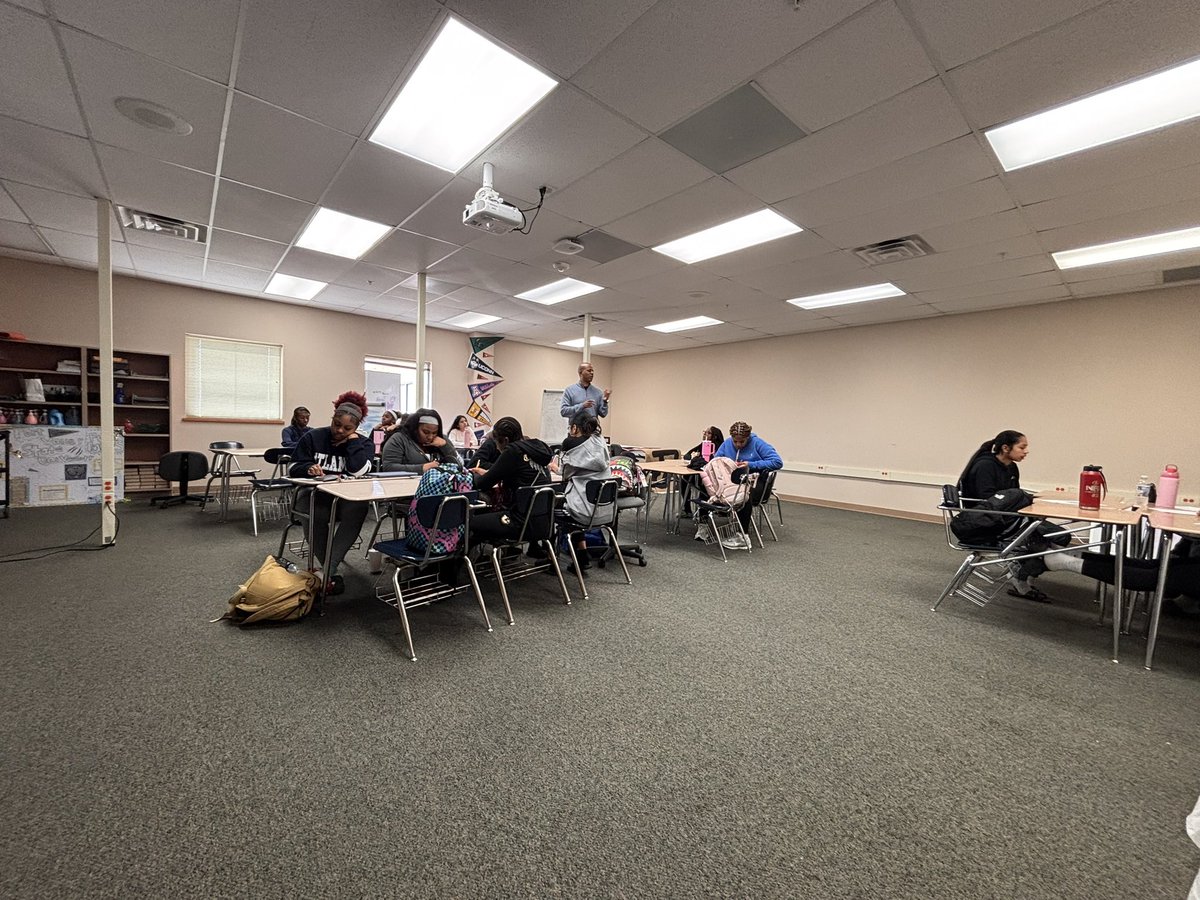 SeguinVball's tweet image. Huge thank you to our Principal @blin_jr  for pouring into our girls about our 4th Pillar: Leadership. Sharing real talk about the highs, the lows, &amp;amp; what it truly means to lead with character. We’re building leaders!#StepOnTheSCALE#EliminateTheGray @Seguin_cougars @JuanSeguinHS