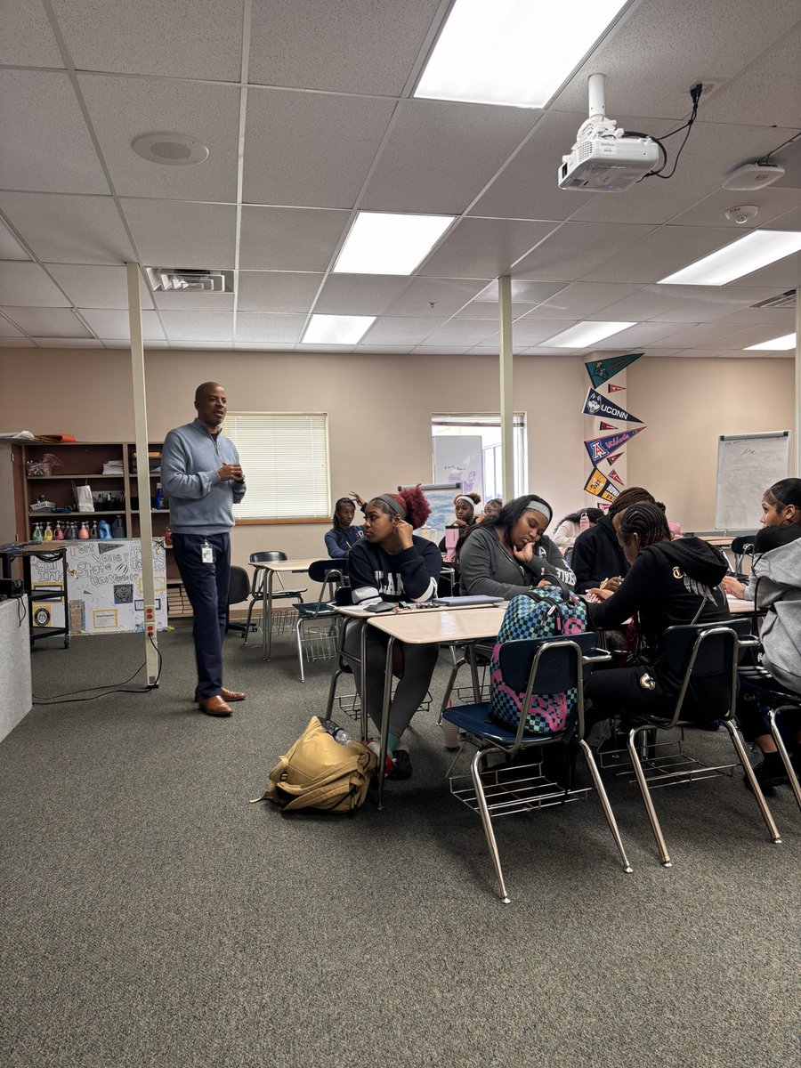 SeguinVball's tweet image. Huge thank you to our Principal @blin_jr  for pouring into our girls about our 4th Pillar: Leadership. Sharing real talk about the highs, the lows, &amp;amp; what it truly means to lead with character. We’re building leaders!#StepOnTheSCALE#EliminateTheGray @Seguin_cougars @JuanSeguinHS