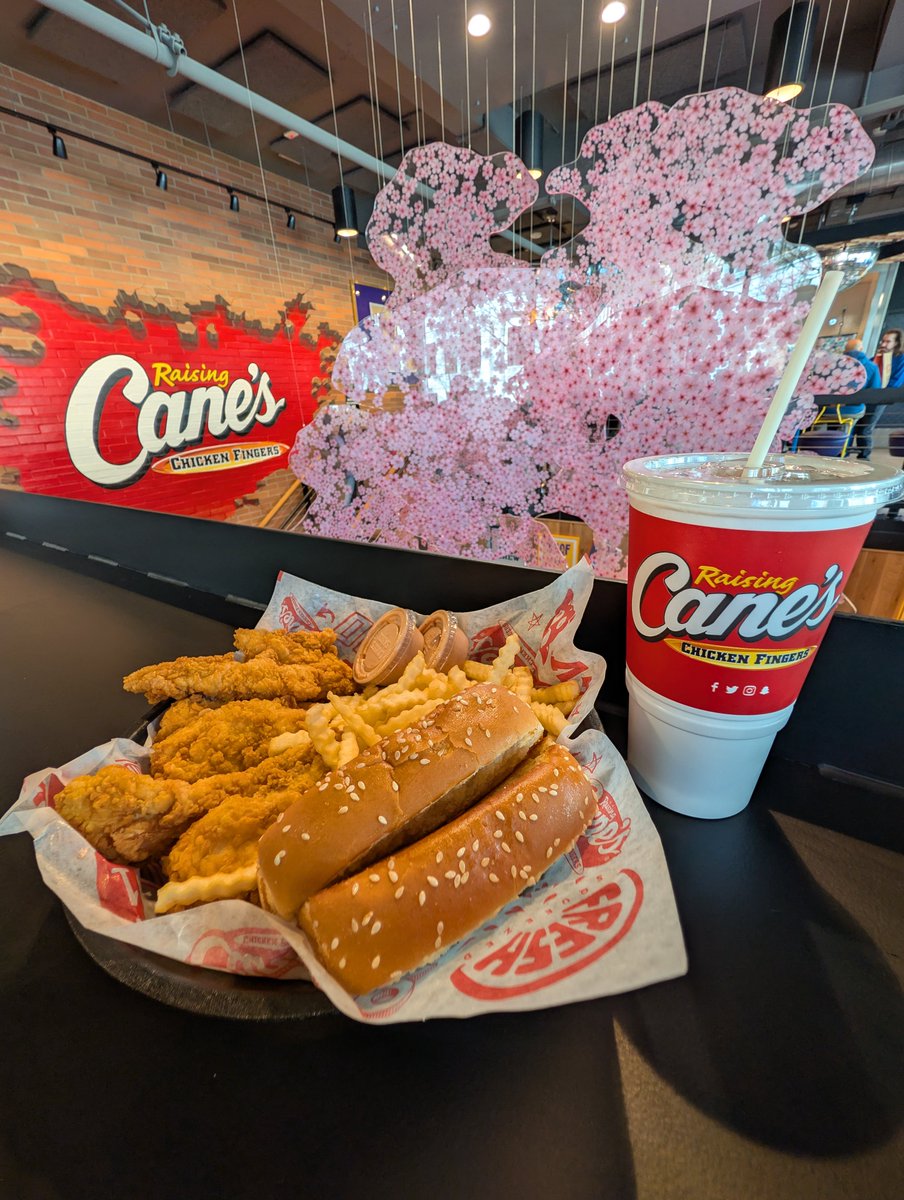 HTron44's tweet photo. @ToddGraves @raisingcanes @ToddGraves  #onelove https://t.co/nU9EbaBlPB