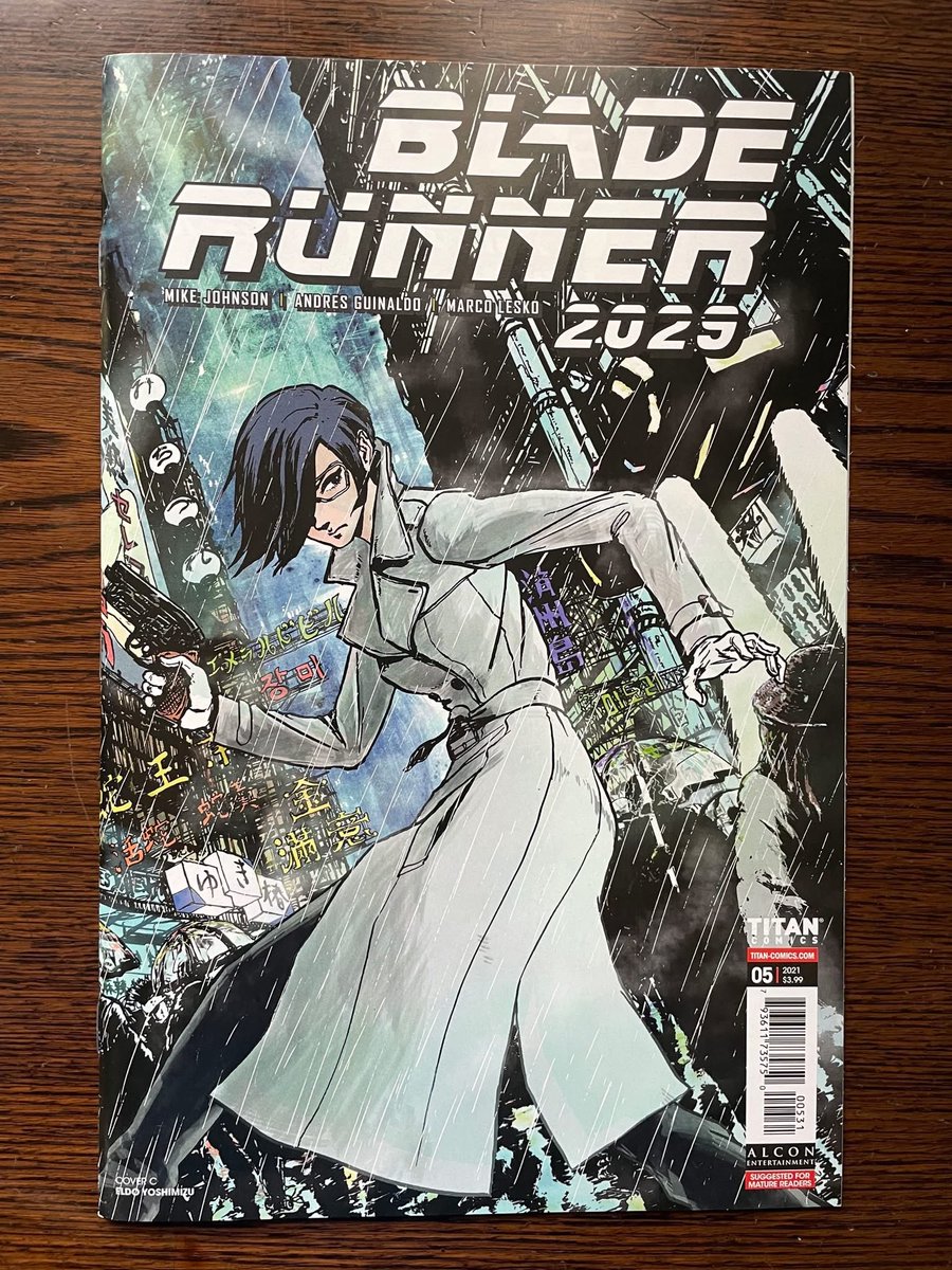 RYUKOyoshimizu's tweet image. 以前やった仕事。
表紙絵だけです。中身のコミックは別の人。

一枚目はボツ、２枚目が採用。
#bladerunner