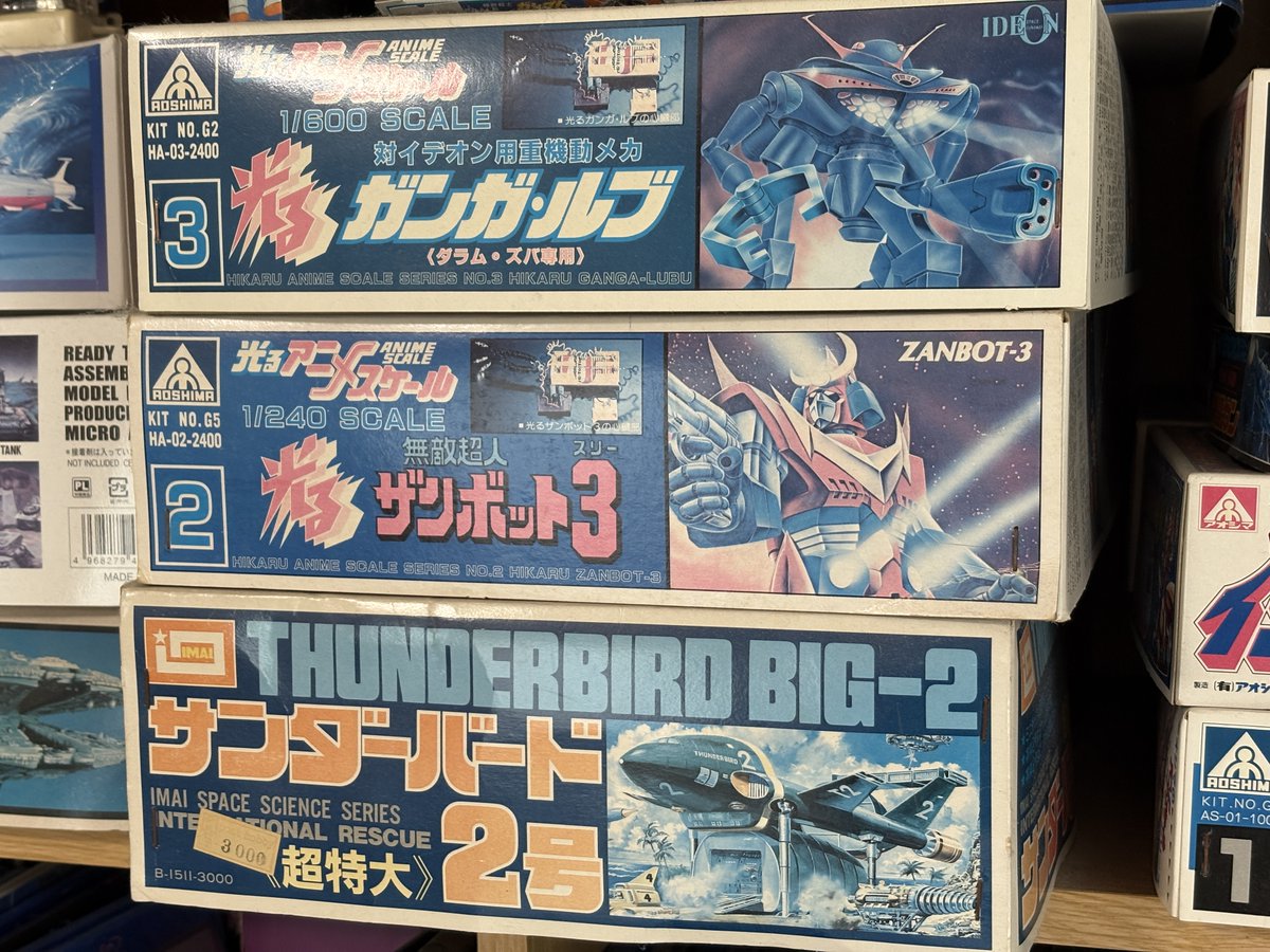 最近、日光が厳しいので、場末のおもちゃ屋さんみたく、退色が始まって