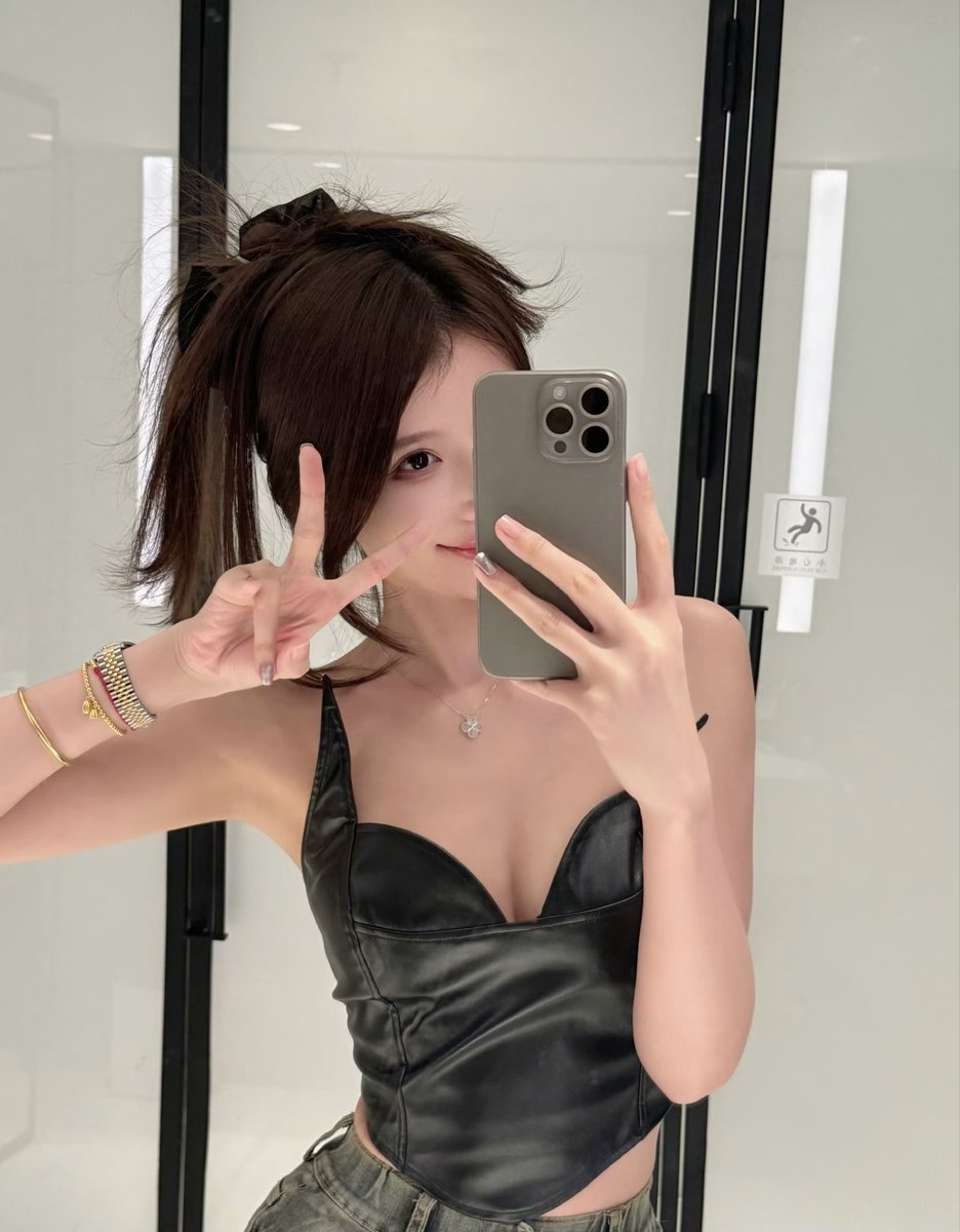 lbohailloleifu's tweet photo. 过年一天比一天无聊 来个人跟我聊天吧 #女大 #反差 #御姐 #美女 #调教 https://t.co/C9KtcXxide