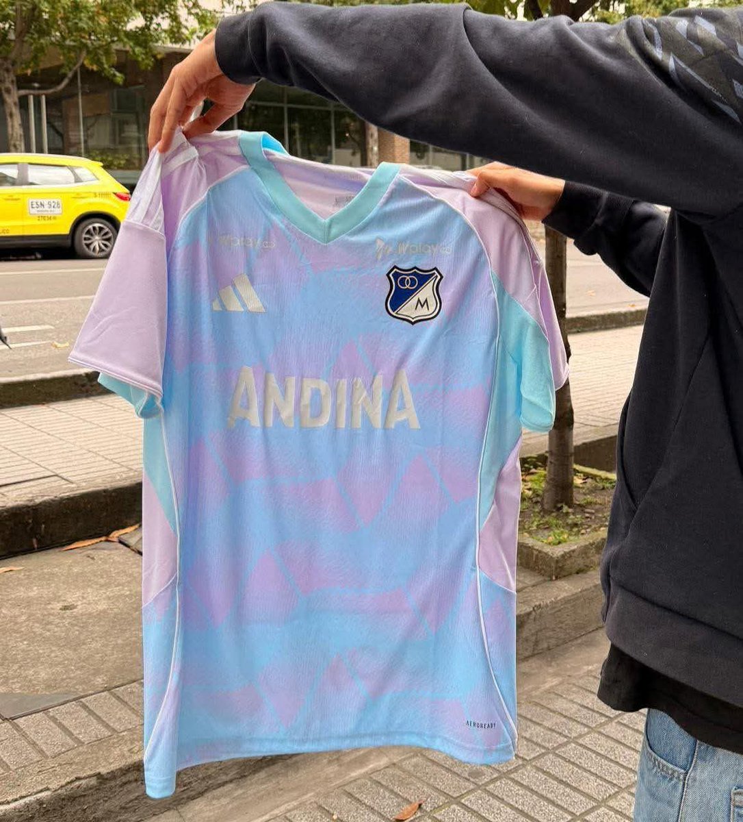 Millos_FC's tweet photo. Es tan fea la nueva camiseta que incluso los patrocinadores podrían presentar una queja porque sus marcas no se ven.

¿Es esta la peor camiseta en los 80 años del equipo? 🤔 https://t.co/T17QjANrjC