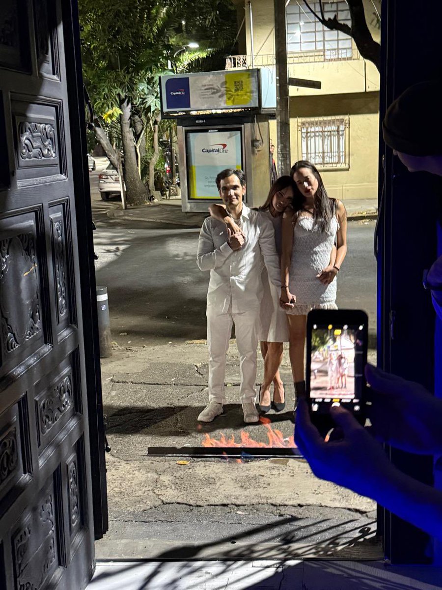 Qué bonito trabajo #Fuego Literalmente un recorrido por las calles mientras somos testigos de la historia de una pareja; sus etapas maravillosas, los momentos claroscuros de la relación, los contrastes, la rutina y sus consecuencias, todo lo que enfrentan. Me conmovió el trabajo,