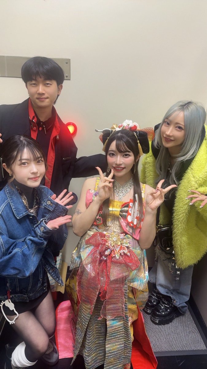 ai_uehara_ex's tweet photo. インスタ見てくれている方は分かると思うけど
毎日、友達や関係者、仲間たち、
昔の仕事仲間が来てくれていて
だいたい5組くらい
多い日は10人以上で来てくれる人たちもいます。

私の周りには
今回のきっかけがなかったら
ストリップに行く人も
行ったことがある人も
ほとんどいなかったと思います。

正直
ストリップって人生の中で
知らなくても生きていけるものかもしれない。
でも長い人生の中で一度経験してみても
損はしないものだと思っています。

亜衣が出るなら行ってみようかな
そんなきっかけで全然いいと思っていて。

劇場はお客様がいてこそ成り立つ場所。
見てくれる人がいるから
私たちはス��ージに立てています。

そこからハマってくれたらもちろん嬉しいし
その初めての体験を
一緒に共有したいと思って
いろんな人に声をかけています。

正直
知り合いに裸を見せるのってどうなんだろうって
思わないわけじゃないけど、
恥ずかしいとかではなく
努力してきた自分があるから
ちゃんと自信を持って立てています。
この感覚は人とは違うと思うけど。

今は
ただただ目の前に来てくれる
すべてのお客様に楽しんでもらいたい。
その気持ちだけでステージに立っています。

感動して泣いてくれる女友達
何度も足を運んでくれる人たち。
そんな人たちが周りにいることが
本当に誇りです。

10年前
4年前もたくさん声をかけたけど、
今回が一番声をかけていて
そして一番たくさんの人が来てくれて
感動して帰ってくれて��る気がします。

それだけ
今の自分のすべてを出し切ろうとしています。

あと10日間。
よろしくお願いします。