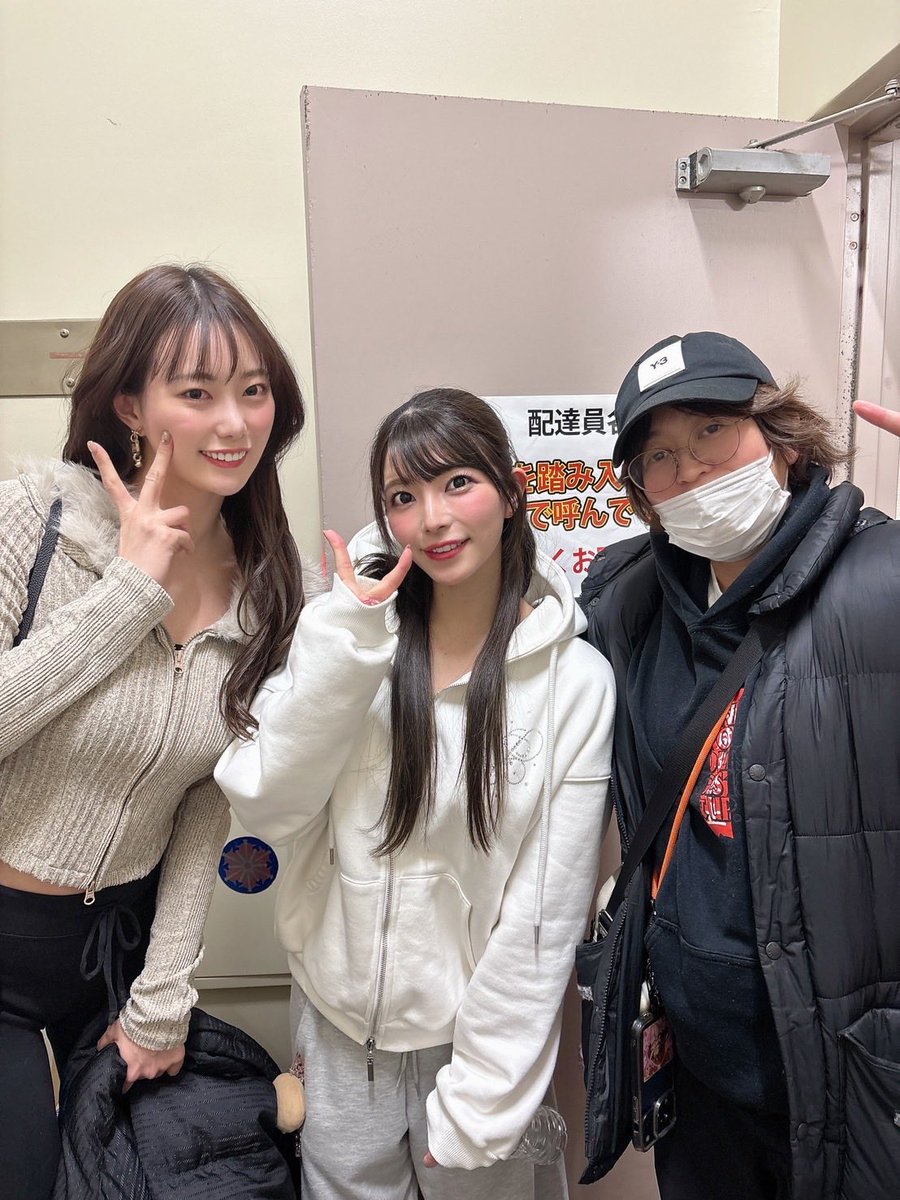 ai_uehara_ex's tweet photo. インスタ見てくれている方は分かると思うけど
毎日、友達や関係者、仲間たち、
昔の仕事仲間が来てくれていて
だいたい5組くらい
多い日は10人以上で来てくれる人たちもいます。

私の周りには
今回のきっかけがなかったら
ストリップに行く人も
行ったことがある人も
ほとんどいなかったと思います。

正直
ストリップって人生の中で
知らなくても生きていけるものかもしれない。
でも長い人生の中で一度経験してみても
損はしないものだと思っています。

亜衣が出るなら行ってみようかな
そんなきっかけで全然いいと思っていて。

劇場はお客様がいてこそ成り立つ場所。
見てくれる人がいるから
私たちはス��ージに立てています。

そこからハマってくれたらもちろん嬉しいし
その初めての体験を
一緒に共有したいと思って
いろんな人に声をかけています。

正直
知り合いに裸を見せるのってどうなんだろうって
思わないわけじゃないけど、
恥ずかしいとかではなく
努力してきた自分があるから
ちゃんと自信を持って立てています。
この感覚は人とは違うと思うけど。

今は
ただただ目の前に来てくれる
すべてのお客様に楽しんでもらいたい。
その気持ちだけでステージに立っています。

感動して泣いてくれる女友達
何度も足を運んでくれる人たち。
そんな人たちが周りにいることが
本当に誇りです。

10年前
4年前もたくさん声をかけたけど、
今回が一番声をかけていて
そして一番たくさんの人が来てくれて
感動して帰ってくれて��る気がします。

それだけ
今の自分のすべてを出し切ろうとしています。

あと10日間。
よろしくお願いします。