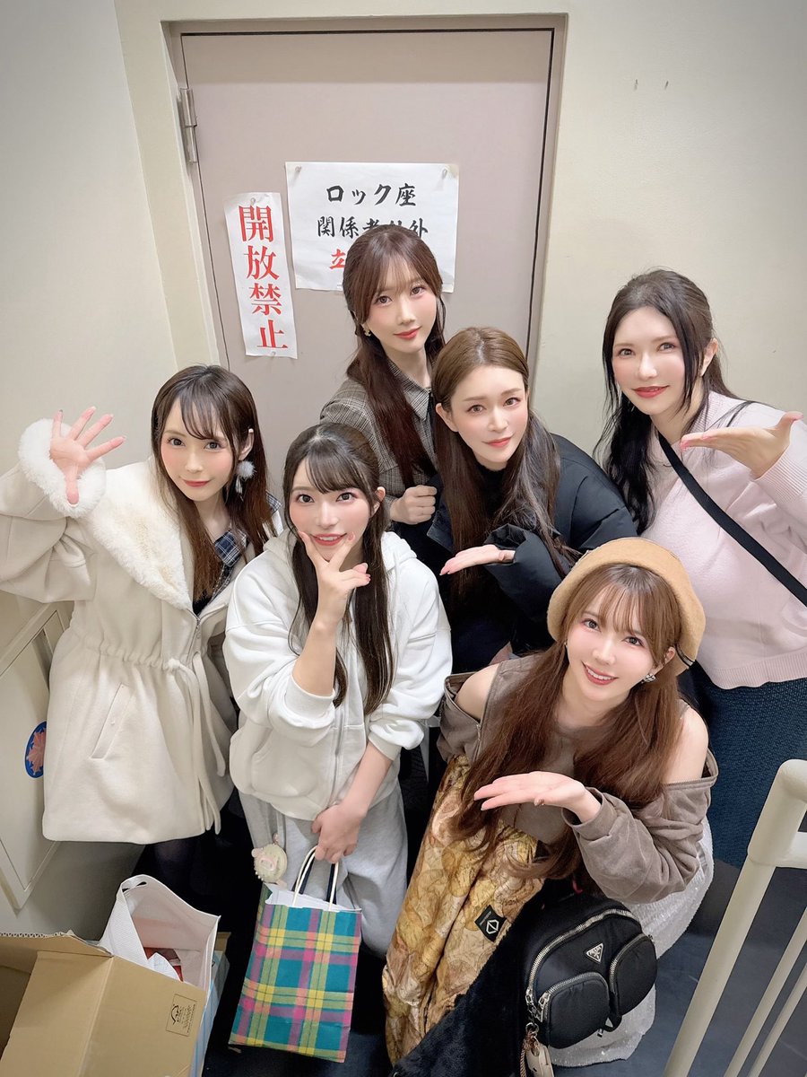 ai_uehara_ex's tweet photo. インスタ見てくれている方は分かると思うけど
毎日、友達や関係者、仲間たち、
昔の仕事仲間が来てくれていて
だいたい5組くらい
多い日は10人以上で来てくれる人たちもいます。

私の周りには
今回のきっかけがなかったら
ストリップに行く人も
行ったことがある人も
ほとんどいなかったと思います。

正直
ストリップって人生の中で
知らなくても生きていけるものかもしれない。
でも長い人生の中で一度経験してみても
損はしないものだと思っています。

亜衣が出るなら行ってみようかな
そんなきっかけで全然いいと思っていて。

劇場はお客様がいてこそ成り立つ場所。
見てくれる人がいるから
私たちはス��ージに立てています。

そこからハマってくれたらもちろん嬉しいし
その初めての体験を
一緒に共有したいと思って
いろんな人に声をかけています。

正直
知り合いに裸を見せるのってどうなんだろうって
思わないわけじゃないけど、
恥ずかしいとかではなく
努力してきた自分があるから
ちゃんと自信を持って立てています。
この感覚は人とは違うと思うけど。

今は
ただただ目の前に来てくれる
すべてのお客様に楽しんでもらいたい。
その気持ちだけでステージに立っています。

感動して泣いてくれる女友達
何度も足を運んでくれる人たち。
そんな人たちが周りにいることが
本当に誇りです。

10年前
4年前もたくさん声をかけたけど、
今回が一番声をかけていて
そして一番たくさんの人が来てくれて
感動して帰ってくれて��る気がします。

それだけ
今の自分のすべてを出し切ろうとしています。

あと10日間。
よろしくお願いします。