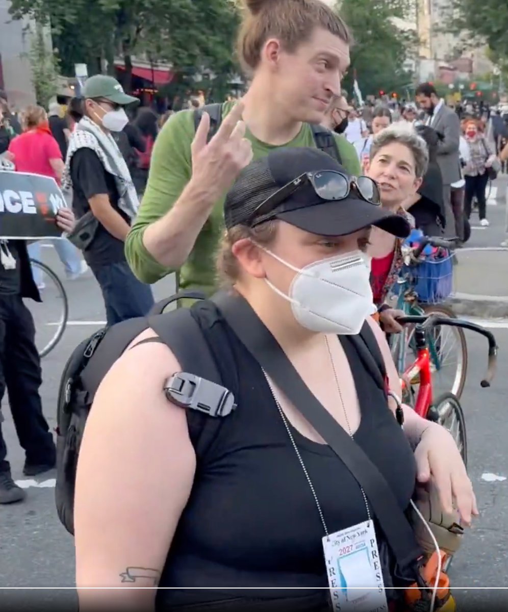 LarissaFrank79's tweet image. I'm not really sure that piggish pretend journalist #TaliaBenora should be calling other people ugly
#TaliaJane #fakereporter #fakejournalist @fakenewyorker