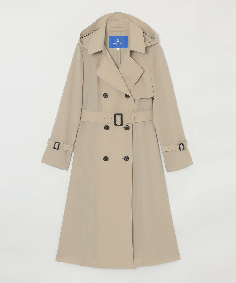 落ち感のある素材を使用したトレンチコートは、ボタンを留めてベルトを
