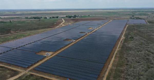 ElNecio_Cuba's tweet image. HEROICO 🇨🇺 Me emociona ver a los campesinos y obreros cubanos sumados a la instalación de los parques de paneles solares para superar el cerco petrolero de USA. No es magia, es un pueblo dispuesto a no ser una colonia, es mi pueblo demostrando otra vez al mundo de qué está hecho.