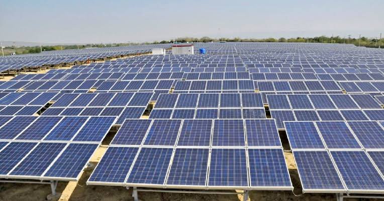 ElNecio_Cuba's tweet image. HEROICO 🇨🇺 Me emociona ver a los campesinos y obreros cubanos sumados a la instalación de los parques de paneles solares para superar el cerco petrolero de USA. No es magia, es un pueblo dispuesto a no ser una colonia, es mi pueblo demostrando otra vez al mundo de qué está hecho.