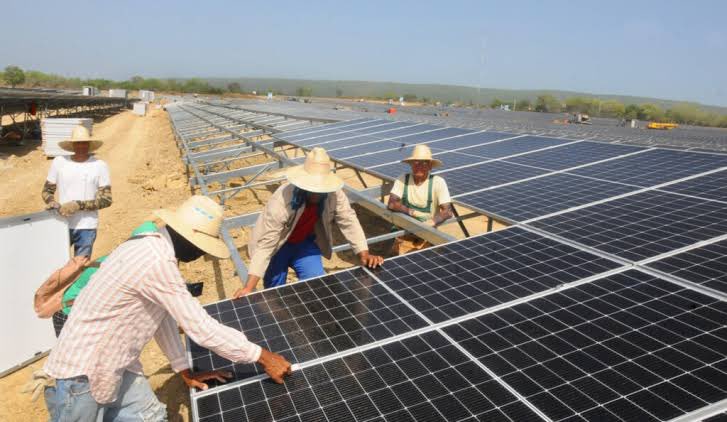 ElNecio_Cuba's tweet image. HEROICO 🇨🇺 Me emociona ver a los campesinos y obreros cubanos sumados a la instalación de los parques de paneles solares para superar el cerco petrolero de USA. No es magia, es un pueblo dispuesto a no ser una colonia, es mi pueblo demostrando otra vez al mundo de qué está hecho.