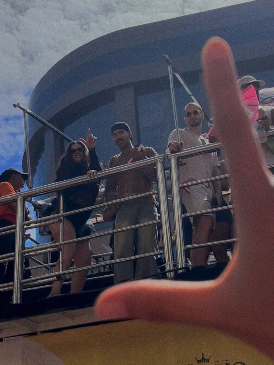 FAZ O L! 🇧🇷✨

Lauren Jauregui curtindo o Fervo da Lud e fazendo o L. Nossa diva consciente!