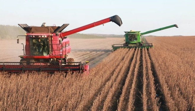 UsefCrypto's tweet photo. 🌱 Soybeans jump on renewed US–China trade momentum.
• China commits ~25M tons/year through 2028
• Futures near $11.15/bushel
• +60¢ in 2 weeks
Tariff pressure easing = agri markets bid 📈
#Soybeans #Commodities #USChina https://t.co/GQRQ0e79qK