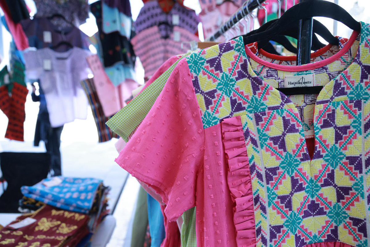 El <a href="/CongresoOaxaca_/">Poder Legislativo Oaxaca</a> realizó la “Expoventa de artesanías y emprendimientos oaxaqueños”, con el propósito de fortalecer la economía local, incentivar el consumo de productos hechos en #Oaxaca y generar espacios dignos para la comercialización de bienes de emprendedores oaxaqueños.