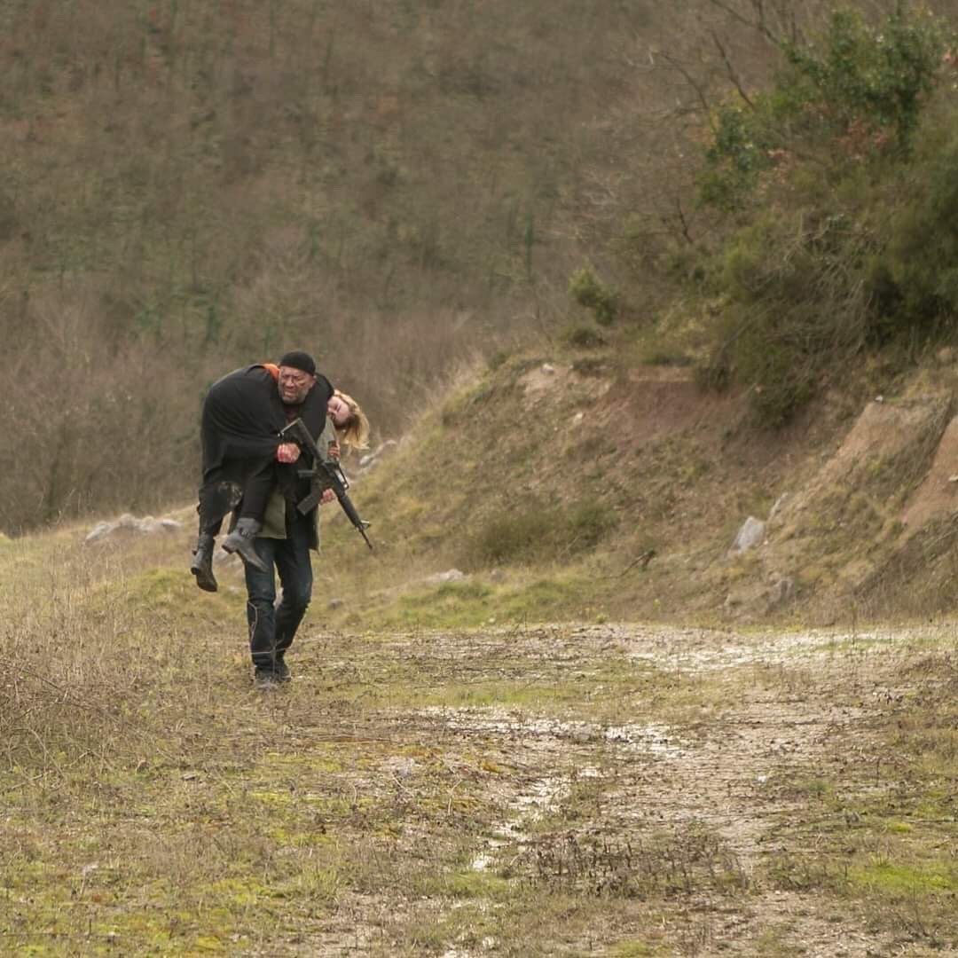 Sevdiğini sınır dışına kadar sırtında taşımasına mi, bayrak detayına mı, sırtında taşırken gıkını çıkarmamasına mı, el detayina mı düşelim arkadaşlar çok fazla derinlik mevcut say say bitiremedim 🥹

#SelMes #ArkaSokaklar