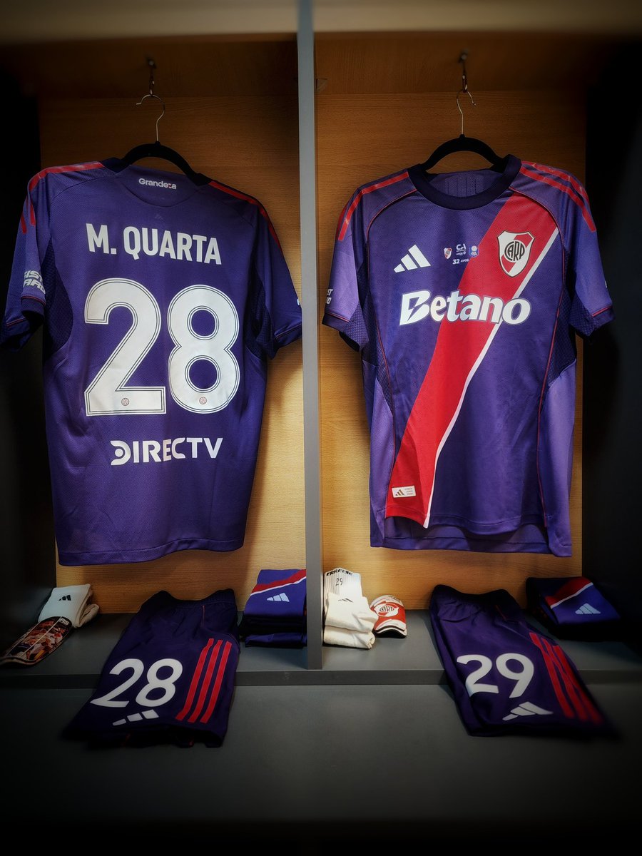 Imágenes de la camiseta en el vestuario del estadio de La Pedrera. 
#River enfrentará a Ciudad de Bolívar.