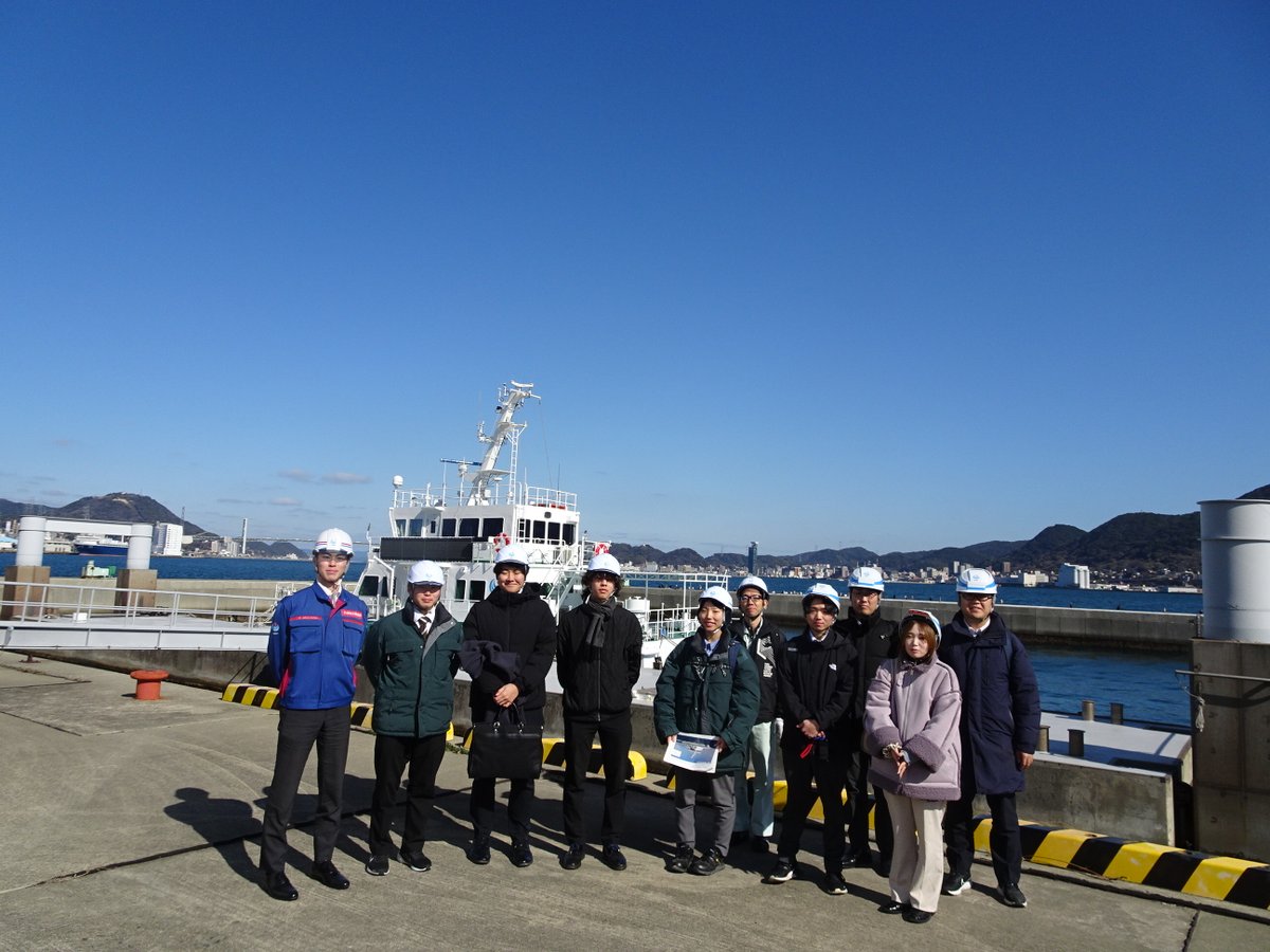 mlit_kitakou's tweet image. 2月9日（月）に、関門地区5事務所の若手職員を対象とした第5回「 #みなと見学会 」を実施しました！
今回は #下関 において、船舶修理施設（ドック）、物流・人流の拠点である長州出島、高潮等から背後地を守る海岸施設を見学しました。
また水門最上部まで上がって貴重な体験もできました。