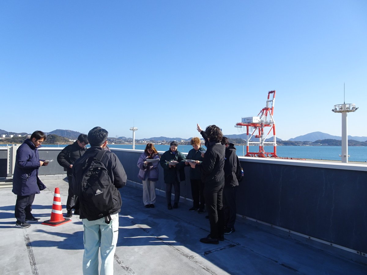 mlit_kitakou's tweet image. 2月9日（月）に、関門地区5事務所の若手職員を対象とした第5回「 #みなと見学会 」を実施しました！
今回は #下関 において、船舶修理施設（ドック）、物流・人流の拠点である長州出島、高潮等から背後地を守る海岸施設を見学しました。
また水門最上部まで上がって貴重な体験もできました。