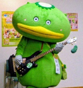 【カパルの良いところ一日ひとつ(4501)】GCB47兼CHARAMEL正ベーシストのカパル☆デビューの頃は、カッコよさと合わせて🎵揺れるきゅうりに遊び心が感じられるところも素敵ｨですお✨(14年2月、志木市民会館パルシティでのまだまだ初々しいカパルどぞ〜🎶)#カパル