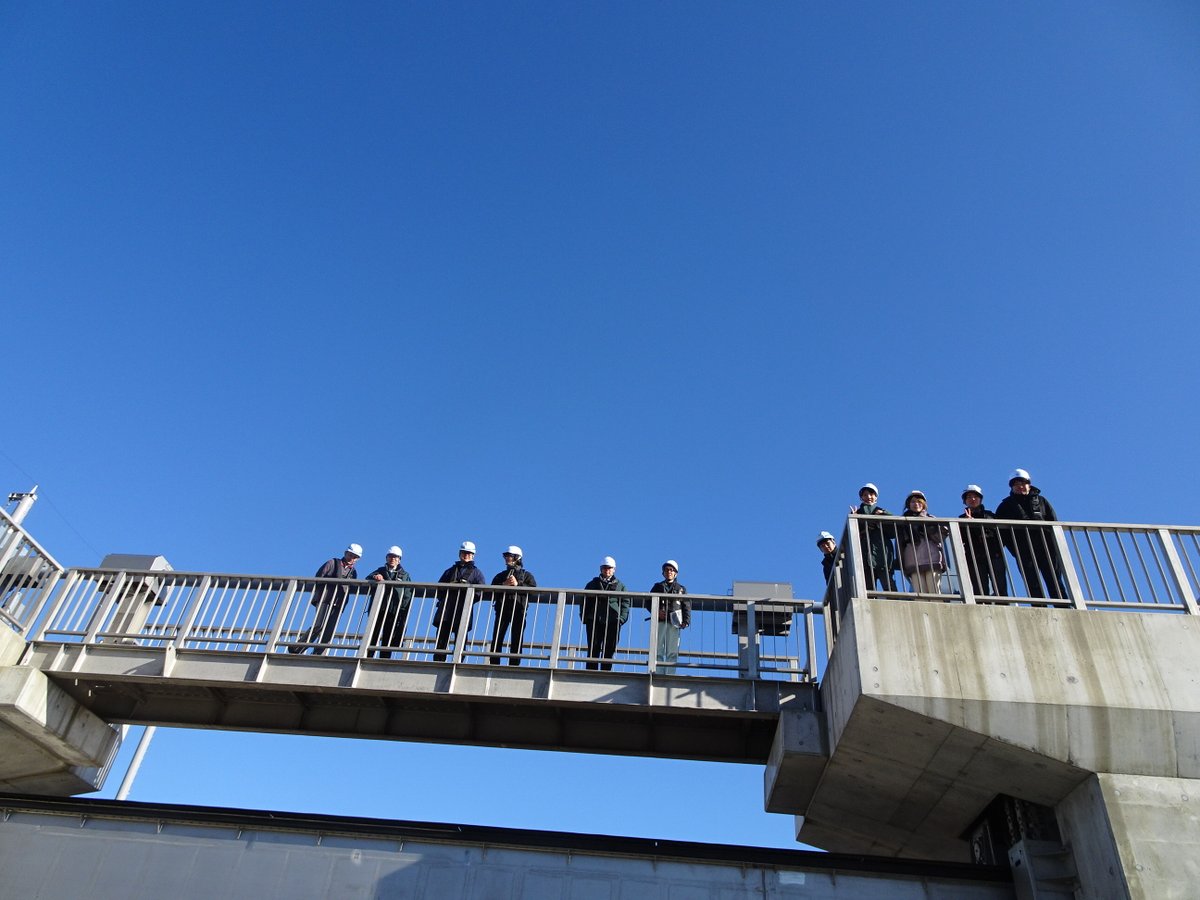 mlit_kitakou's tweet image. 2月9日（月）に、関門地区5事務所の若手職員を対象とした第5回「 #みなと見学会 」を実施しました！
今回は #下関 において、船舶修理施設（ドック）、物流・人流の拠点である長州出島、高潮等から背後地を守る海岸施設を見学しました。
また水門最上部まで上がって貴重な体験もできました。