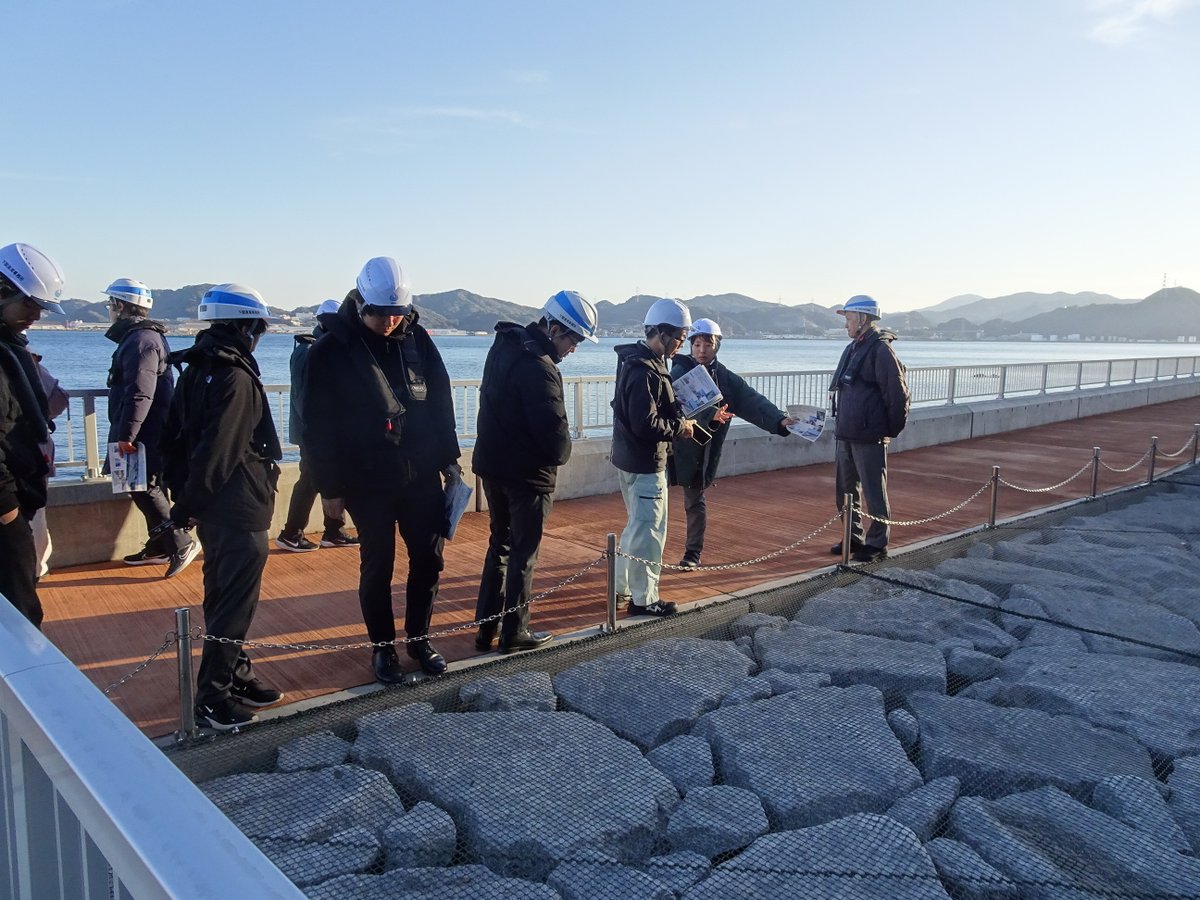 mlit_kitakou's tweet image. 2月9日（月）に、関門地区5事務所の若手職員を対象とした第5回「 #みなと見学会 」を実施しました！
今回は #下関 において、船舶修理施設（ドック）、物流・人流の拠点である長州出島、高潮等から背後地を守る海岸施設を見学しました。
また水門最上部まで上がって貴重な体験もできました。