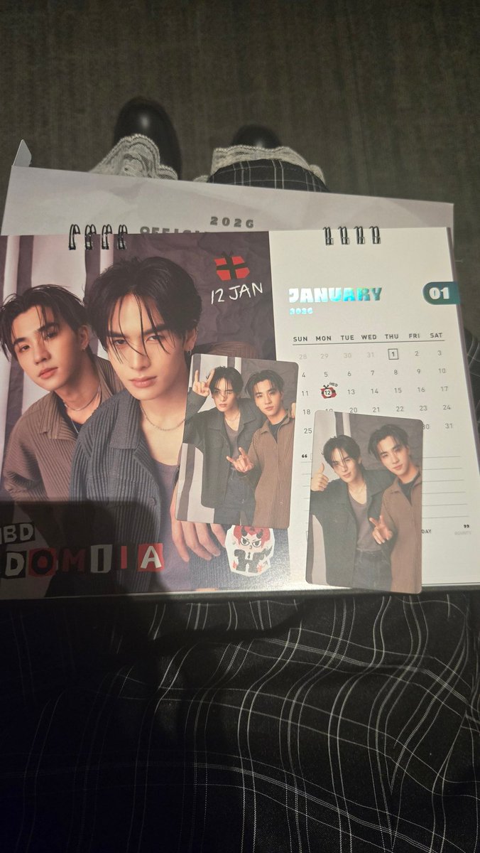 Salah banget unboxing calendar perthsanta di lounge airport  😆senyum2 sendiri sambil nahan pengen teriak karna liat ketampanan perthsanta 🤭