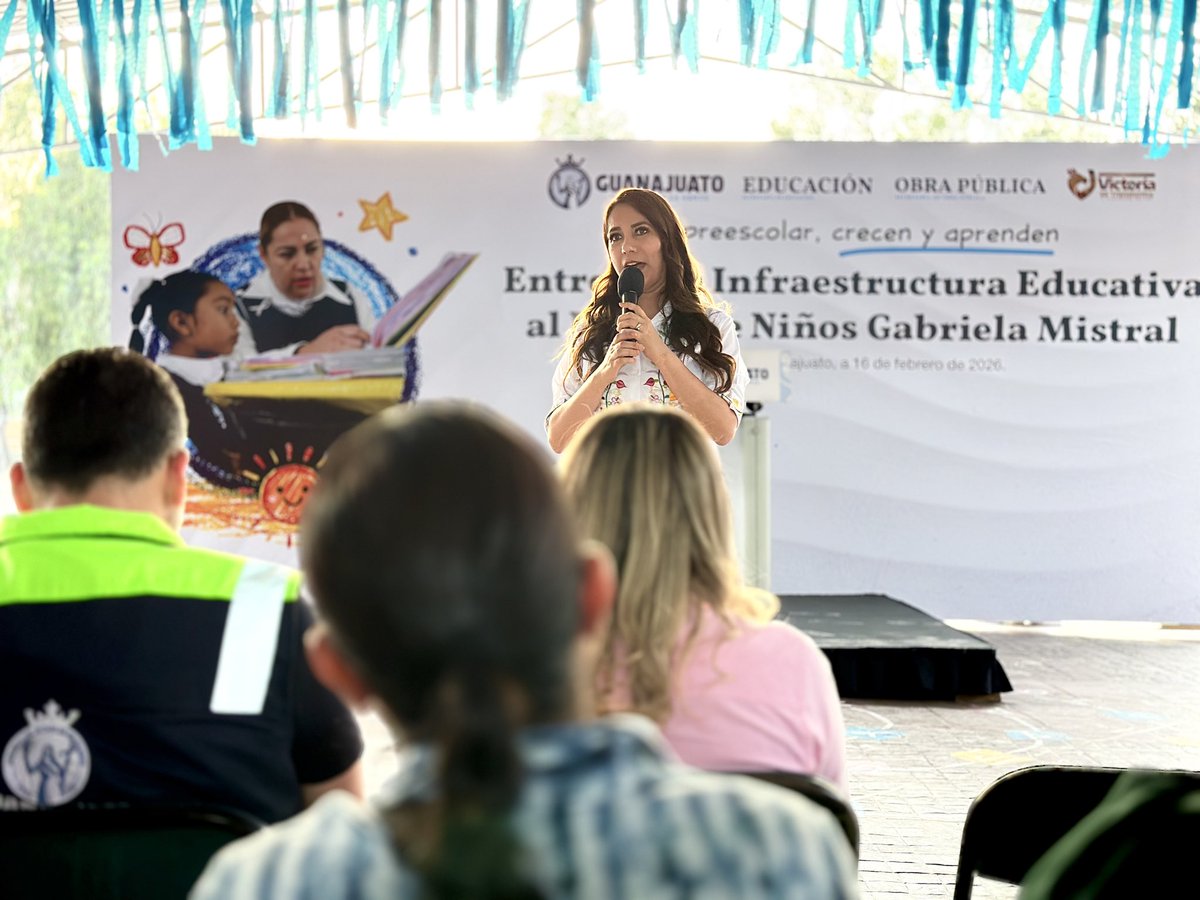 Invertir en educación es apostar por la niñez guanajuatense. 📚

En #Victoria, junto a nuestra Gobernadora <a href="/LibiaDennise/">Libia Dennise</a>, entregamos el nuevo techado del Jardín de Niños Gabriela Mistral 🏫, para que disfruten actividades al aire libre con mayor seguridad.

#ChambeandoParaTi