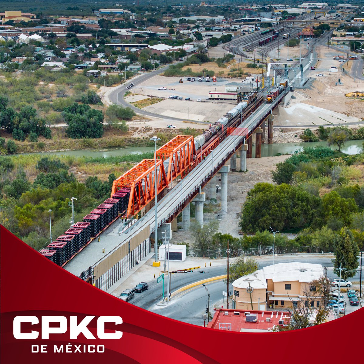 ¡Un   año del Puente Ferroviario Internacional Patrick J. Ottensmeyer!
En el primer aniversario de su inauguración, #CPKCdeMéxico celebra este proyecto que ayuda a duplicar el volumen de carga entre México, EE.UU. y   Canadá, impulsando el nearshoring y el comercio internacional.