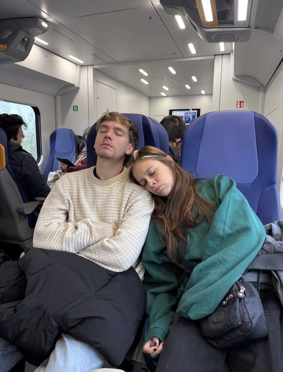 si hay amor no puede faltar la foto dormidos apoyando la cabeza en el hombro