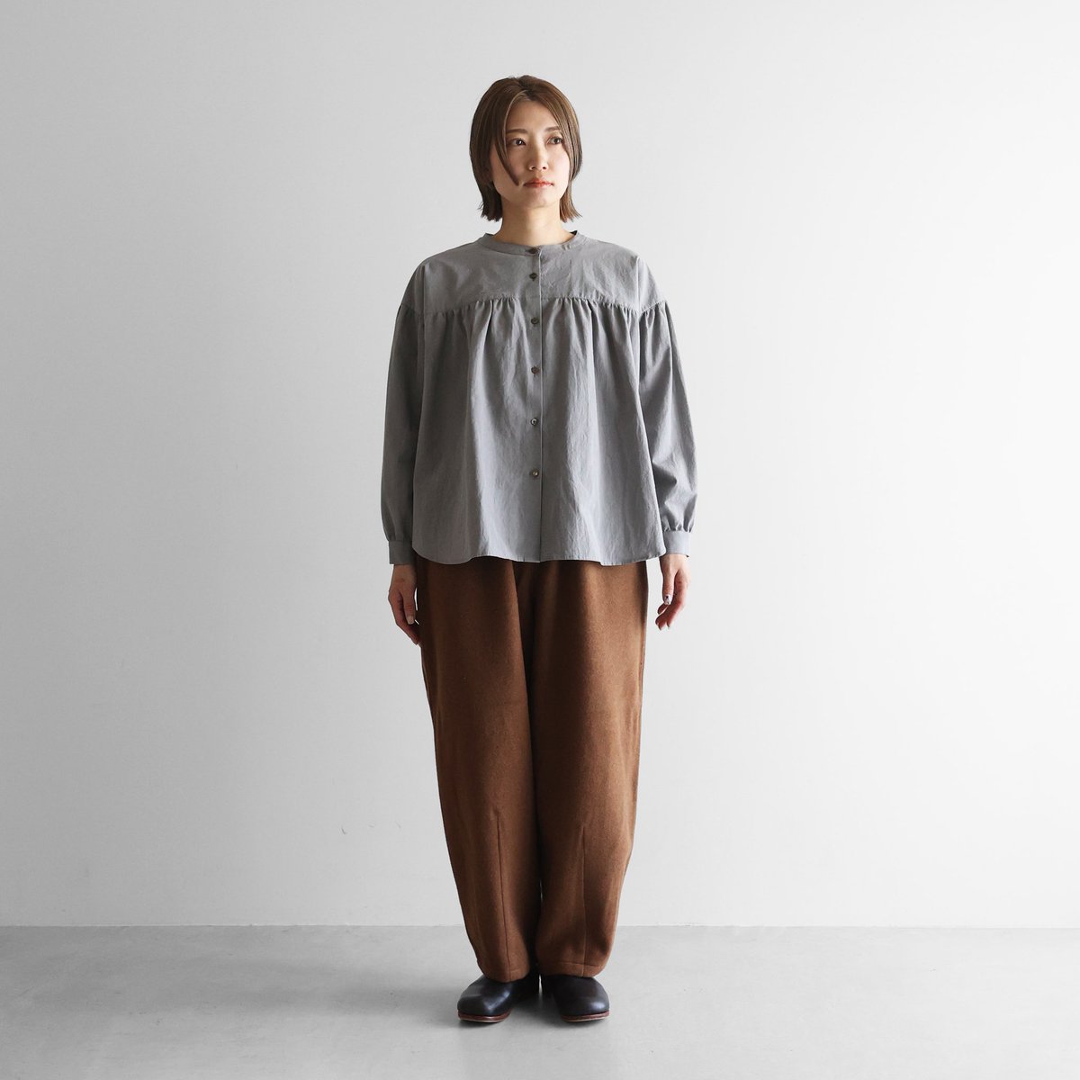 ギザコットンヘンプギャザーブラウス(ライトグレー) タテ糸に高級糸