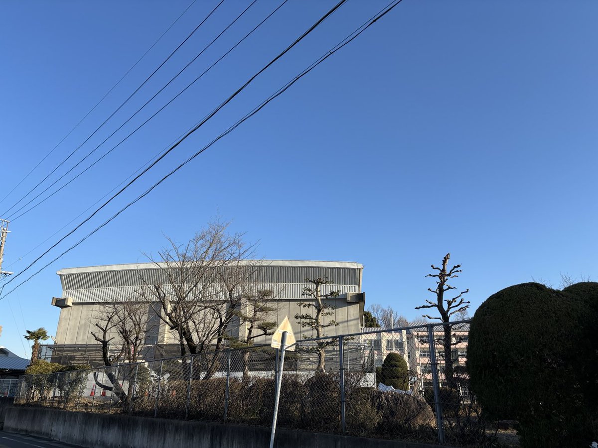 326kano's tweet photo. おはようございます。昨日、本会議市政方針に対する各派の代表質問があり、順調に進みました。本日は、議案の提案理由説明です。中学校にあったメタセコイア、体育館の改修工事を根が邪魔しているので、伐採されてしまいました。

#春日井市議会#定例会#高蔵寺中学校#春日井市 https://t.co/i9I2sorIXL