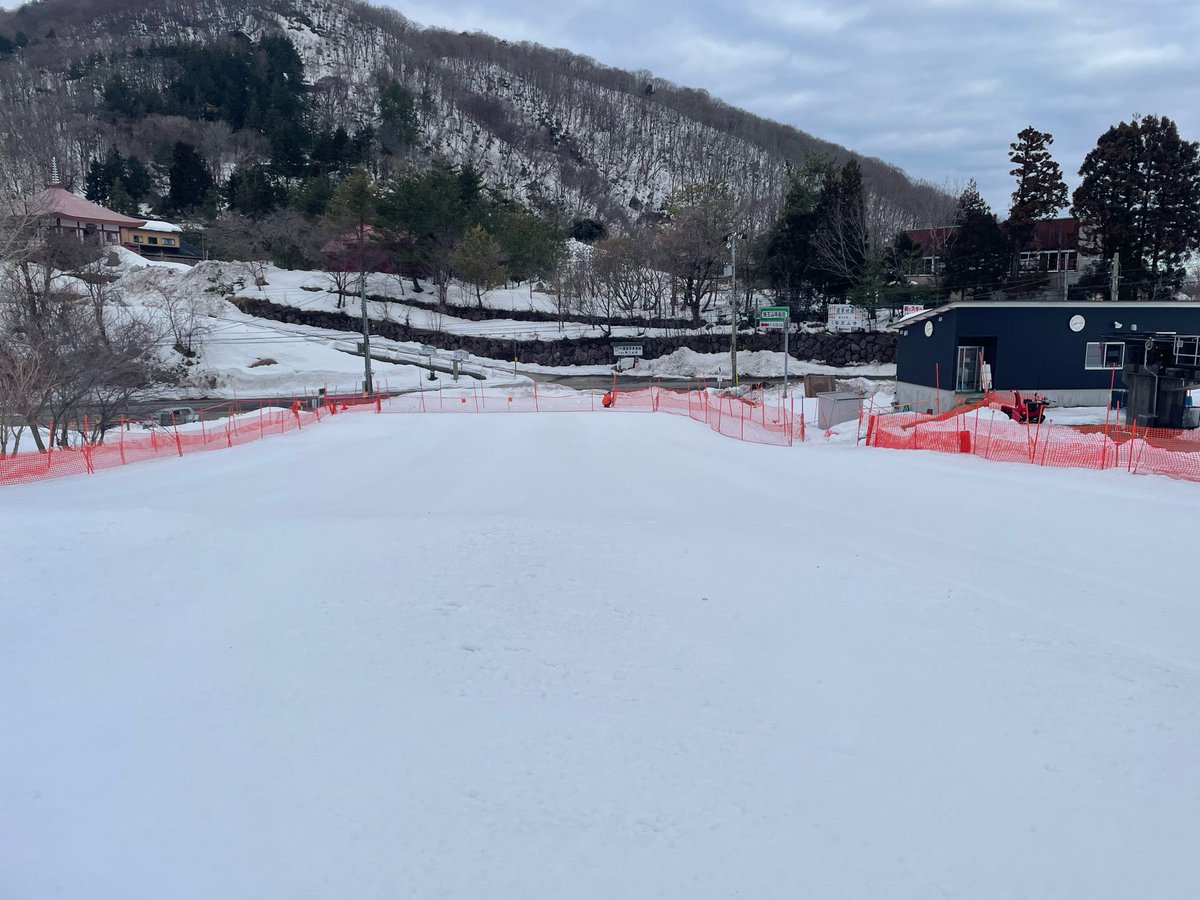 iouzen_ski's tweet photo. 【金沢市営医王山スキー場　ゲレンデ情報】   
2026年2月18日（水）8：30  現在   
積雪　55㎝  
雪質　ザラ雪   
天候　くもり  
気温　5℃   
滑走可能  ・ファミリーゲレンデ   

皆さまのご来場お待ちしております  https://t.co/DcA9QUFNMx https://t.co/jwigwsYkHb