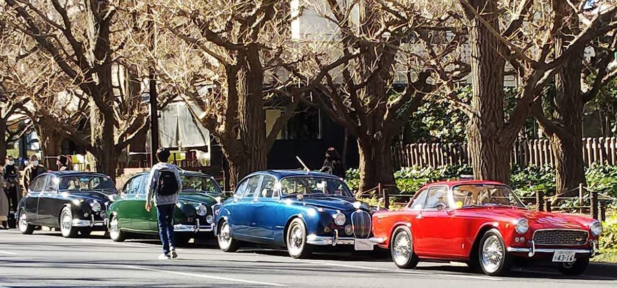 SimukM's tweet photo. カラフル。トライアンフ・イタリアとjaguar MK2
#jaguar https://t.co/qn085UHQ1G