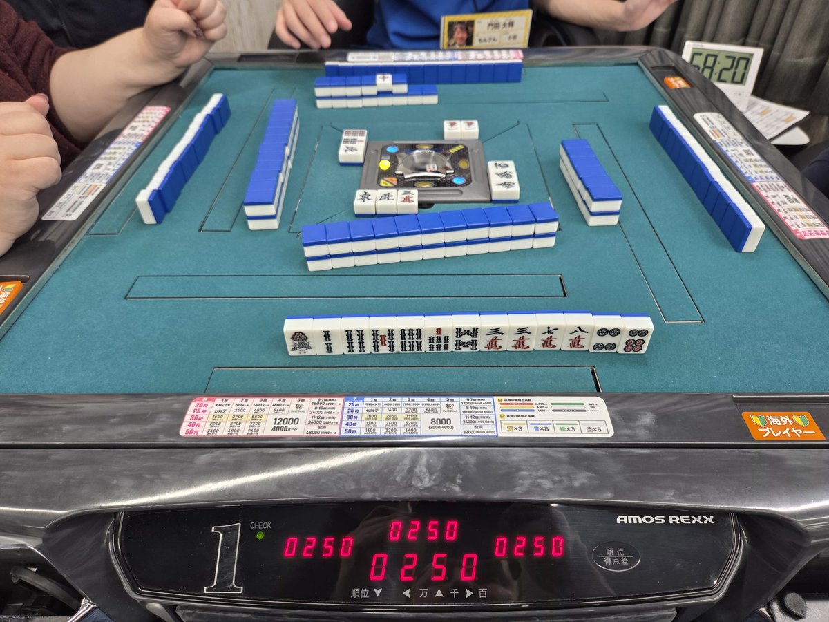 cyber746's tweet photo. Aujourd'hui j'ai pu jouer au mahjong sur une table automatique. C'est trop bien, j'en veux une. https://t.co/2o4EcE8FWt