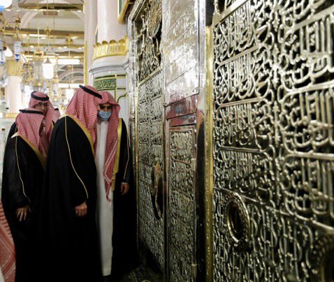 Labdulrahmanm's tweet photo. سعدنا بصاحب السمو الملكي الأمير سعود بن نهار بن سعود نائباً لأمير منطقة المدينة المنورة..

ونبارك لسموه الثقة الملكية الكريمة بتولي مهام نائب أمير المنطقة، سائلين الله له التوفيق والسداد، وأن يعينه على خدمة طيبة الطيبة وأهلها وزوارها.

وقدم  المدينة واستهل بالصلاة في رحاب المسجد النبوي، في مشهد يعكس عمق الارتباط بقيادة تستمد نهجها من روح المكان وقدسيته.

واستقبال صاحب السمو الملكي الأمير سلمان بن سلطان أمير منطقة المدينة – حفظه الله – في صورة تجسد التلاحم والتكامل في خدمة المدينة المنورة.

حفظ الله قيادتنا، ووفقهم لكل خير.
#المدينة_المنورة
#سعود_بن_نهار
#سلمان_بن_سلطان