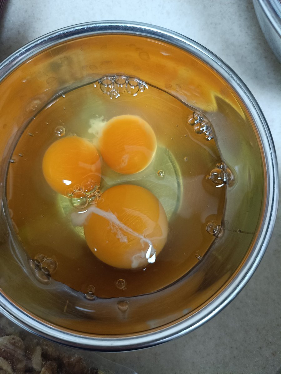 卵2個割ったら双子出てきた 珍しい