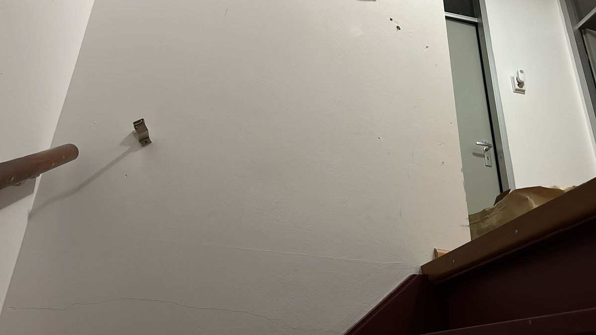 Pfff 10 jaar van mijn leven net zeg…. Zoon viel van de trap af 😱leuning mee en met zijn knie door t gipsen wandje….morgen even zijn hand, rug en knie na laten kijken want die zien er blauw en dik uit en zijn pijnlijk