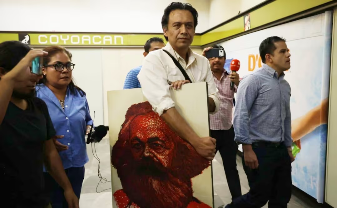 El neoliberal torpe <a href="/mario_delgado/">Mario Delgado</a> quiso HUMILLARLO

Cierta tropa cuatrotera, vergonzosamente convertida en jauría, quiso despedazarlo, hacerlo añicos

La Presidenta <a href="/Claudiashein/">Claudia Sheinbaum Pardo</a> eligió no meter las manos

Pero el pueblo habló:

"¡¡¡<a href="/MarxArriaga/">Marx Arriaga Navarro</a> es de los nuestros!!!"

Y salió