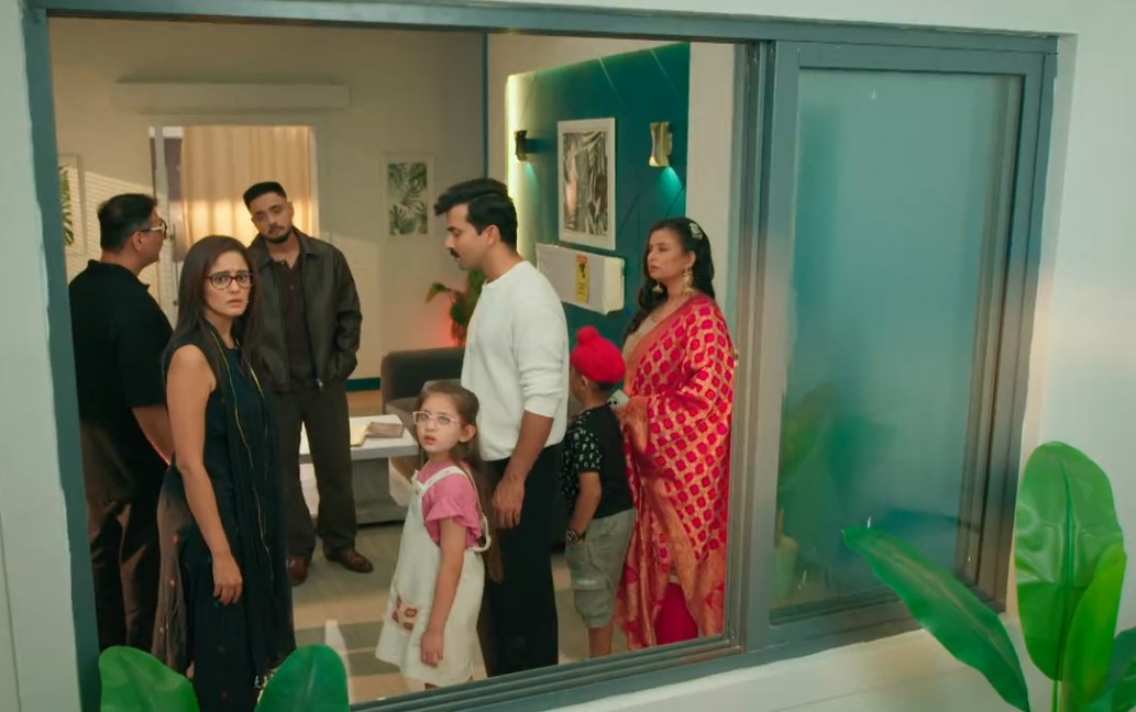 How STUPID is #VikrantSaluja? That guy irritates the hell out of me!! Mann kar raha hai ke I just walk up to him and poke his eyes out!!! Everything is about HIM, bhaar mein jai everyone else!! The writers infuriate me! 👿🤬😤 I hope #AdnanKhan is complaining!!! #Mannat #MHKPK