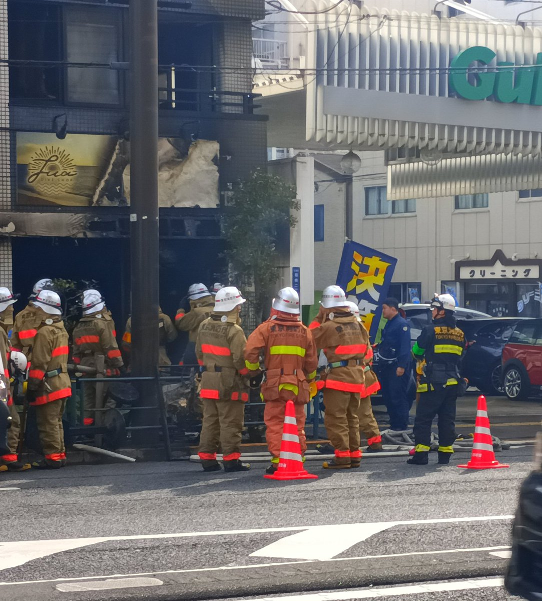 Chuo_Yazaki's tweet photo. 今朝は消防車の音が鳴り響いておりました。扇橋二丁目あたり四ツ目通り(東陽町方面)は渋滞している模様です。パンケーキの看板が気になってたお店が黒焦げに(￣□￣;)どうかみなさんご無事であること願います。
#四ツ目通り
#江東区 https://t.co/6eeuw9HcWB