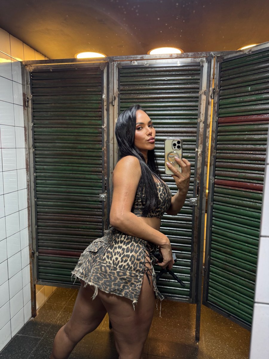andrea_panteraa's tweet photo. Carnival Tuesday and I’m ready to behave a little badly 😏 https://t.co/YoUHTXry3X
