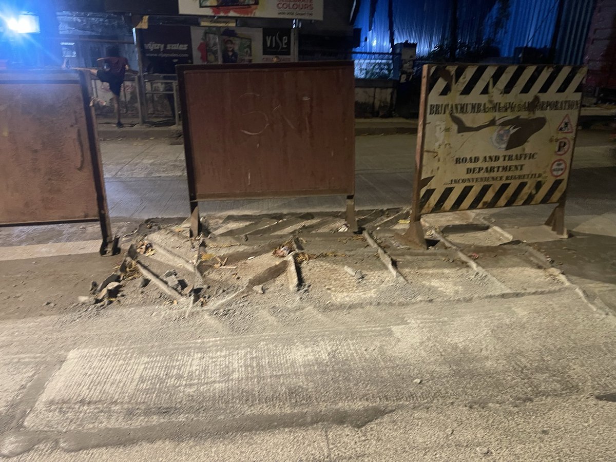 tiger3178's tweet photo. @mybmcWardKE @mybmc this is Shere Punjab Society. For the last 10 days no water is being put indicating this patch is ready. Still the barricade not removed. This is a major disaster waiting to happen as cars are parked on both sides of this making a narrow road for BEST bus, HMV https://t.co/9JVuFNmuRe