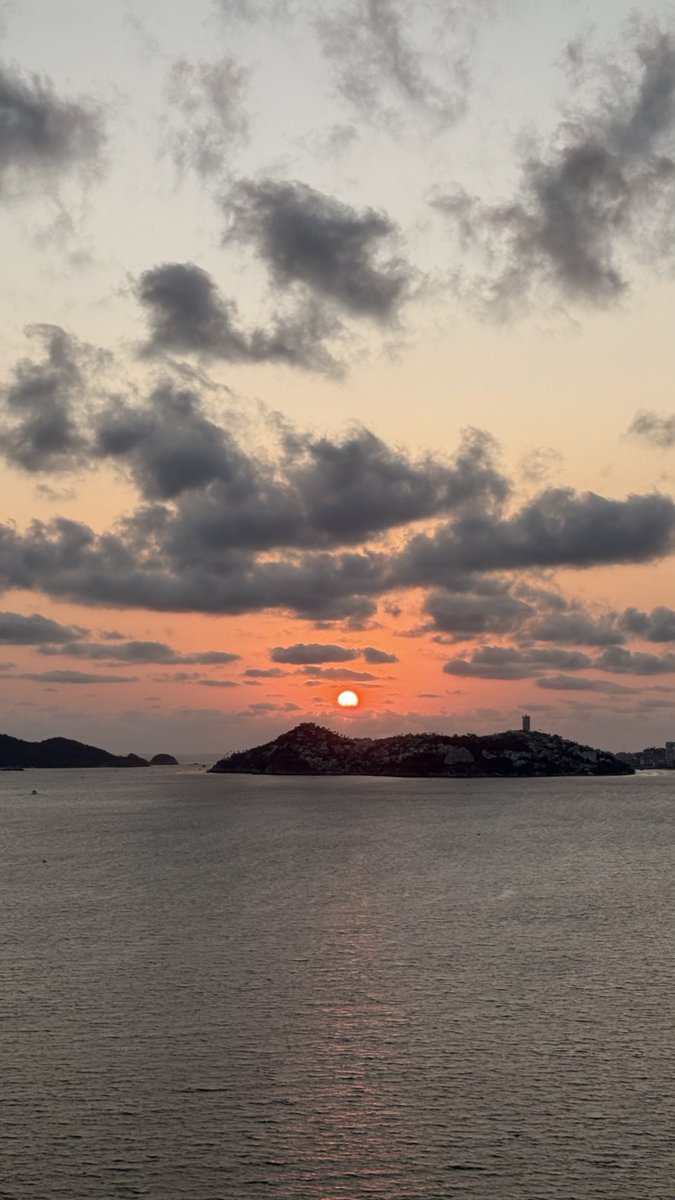 La foto de hoy desde La Bahía más Bella del Mundo! Acapulco.