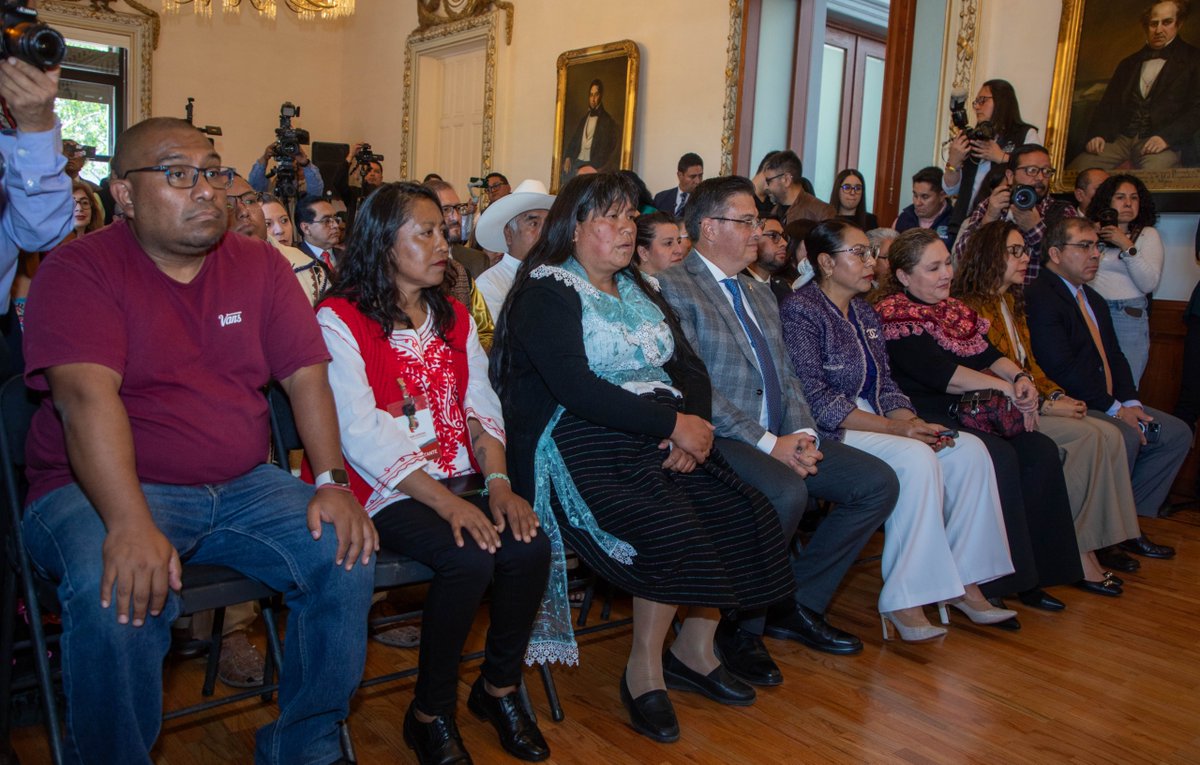PJEdomex's tweet photo. #Comunicado📄
Sala de Asuntos Indígenas del PJEdomex concede amnistía a integrante de comunidad otomí

🔘Es la tercera emitida por la SAI a favor de un integrante de pueblo originario.
🔘Representantes de los tres poderes asistieron a la sesión extraordinaria pública.

“Sentimos que la justicia por fin alcanzó a nuestros pueblos indígenas. Que Dios los bendiga y continúe guiándolos, que les dé sabiduría para que personas como nosotros puedan volver a estar con su gente”, expresó Carmen, con la voz quebrada, luego de escuchar la resolución que restituyó la libertad a su esposo Tomás, mediante una amnistía concedida por la Sala de Asuntos Indígenas del Poder Judicial del Estado de México.

Conoce más información ⬇️⬇️
https://t.co/SHOhWWR150