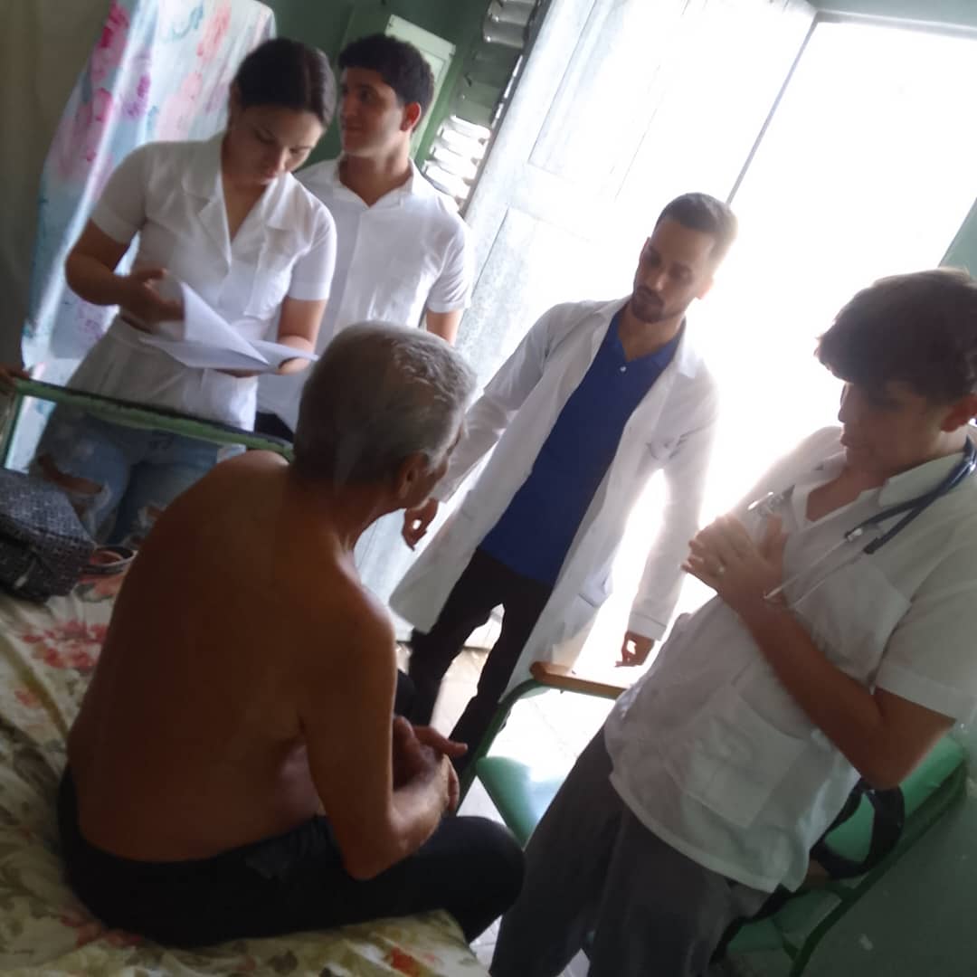 Estudiantes de segundo año de #medicina del municipio San Luis realizando las actividades pertinentes a la asignatura Introducción a la Clínica, dónde el contacto con el paciente es fundamental como método de clínico de diagnóstico, un precedente de la medicina cubana.

#UCMPinar