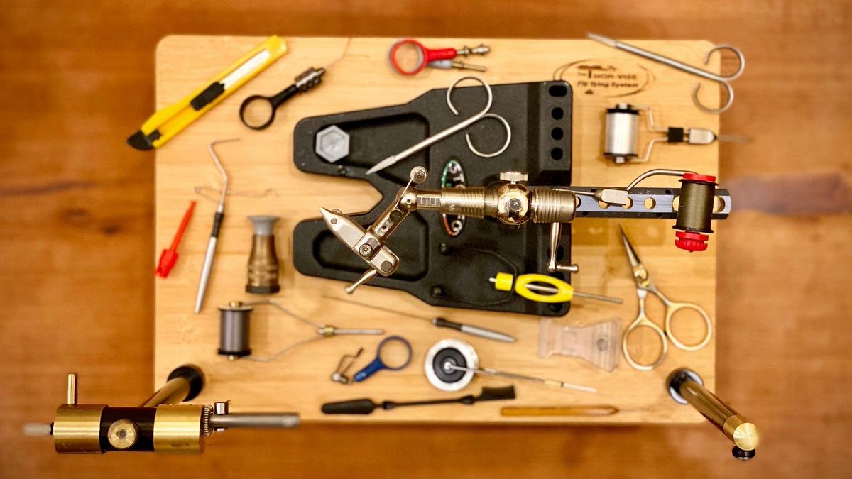 TimCammisa's tweet photo. Building a fly tying bench? It’s easy to overthink it.

I put together a breakdown of what actually matters — and what I skip.

Vise. Bobbin. Scissors. The essentials.

Start here 👇 Link in comments https://t.co/sdi3F7yJIy