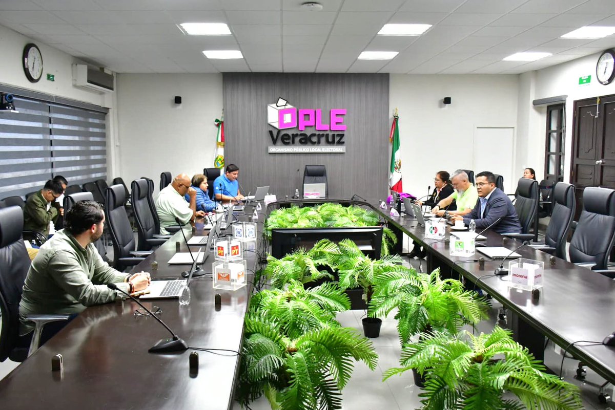 ople_Ver's tweet photo. #ActividadesOPLEV 🗳 Como parte de las actividades del Proceso Electoral Local Extraordinario 2026🗳, el Comité Técnico Asesor del Programa de Resultados Electorales Preliminares #COTAPREP 💻llevó a cabo la Sesión Ordinaria; posteriormente, se realizó una reunión de trabajo con la presencia de la Consejera Electoral, @MtraCathiaCS; del Consejero Electoral, @GandhiOlmos; así como representaciones de los partidos políticos.
El Comité se encuentra integrado por:
▪️Luis Fernando Villafuerte Valdés
▪️Julia Aurora Montano Rivas
▪️Guillermo de Jesús Hoyos Rivera
▪️Cecilia Cruz López