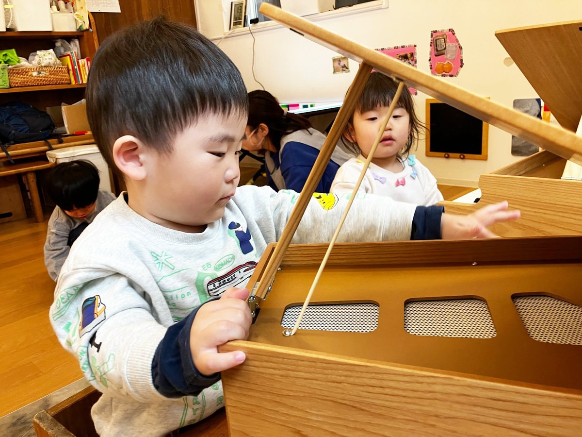 tzhm01's tweet photo. とうきょうすくわくプログラム おと～どこからきこえるの？～
ピアノに耳を寄せて「どこからおと出るの？」
スチールタングドラムを強さを変えて���たき、音の違いを何度も確認。
触ると音が止まることにも気づき、押さえたり離したりして実験中。
音と動きの関係を楽しみながら探究しています。
#町田 https://t.co/o07NfmecEj